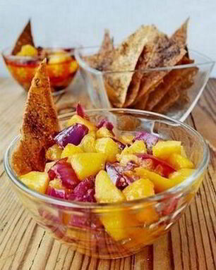 Персиковая сальса c чипсами из лаваша со специями