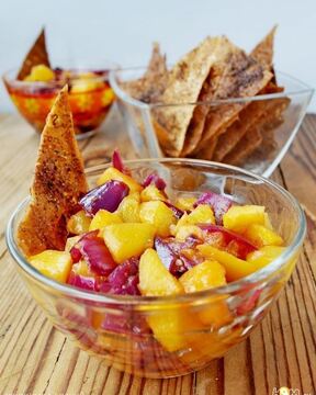 Персиковая сальса с чипсами из лаваша