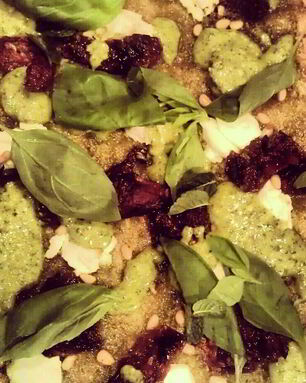 Пицца с соусом сальса верде, вялеными томатами и рикоттой