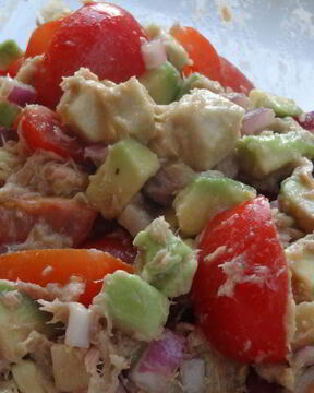 Сальса из авокадо с тунцом