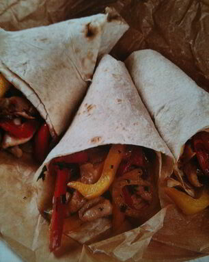 Тако с курицей и соусом сальса