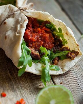 Тако с соусом сальса