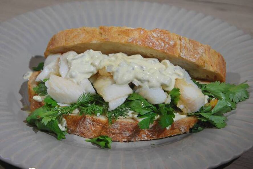 Рецепт сэндвича с рыбными пальчиками и тартаром