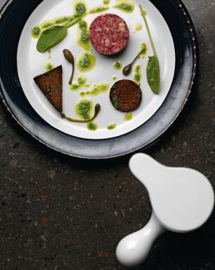 Тартар из говядины с щавелем, каперсами и сухарями