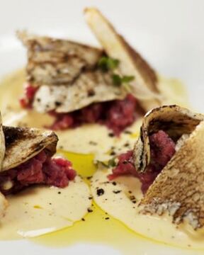 Тартар из говядины с трюфельным майонезом