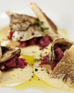 Тартар из говядины с трюфельным майонезом