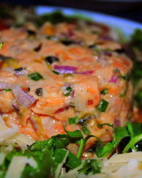 Тартар из лосося c салатом Рукола-помидоры