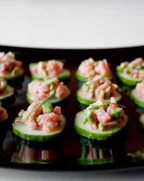 Тартар из лосося и авокадо на огурцах