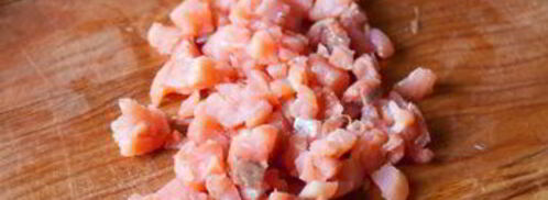 тартар из лосося и авокадо на огурцах. Шаг 3