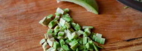 тартар из лосося и авокадо на огурцах. Шаг 4