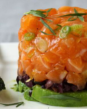 Тартар из лосося и авокадо