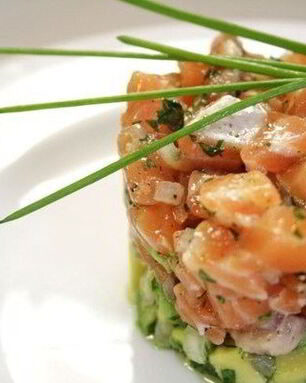 Тартар из лосося и каперсов