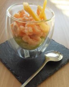 Тартар из лосося и лука-порея