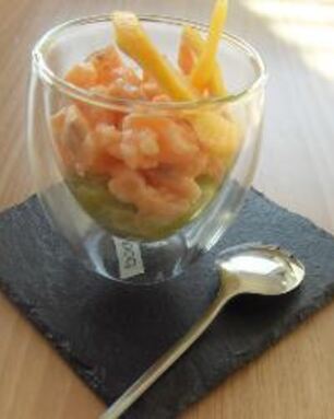 Тартар из лосося и лука-порея