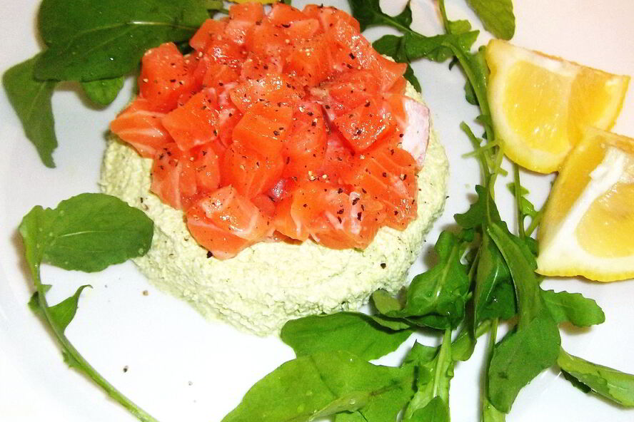 Рецепт тартара из лосося со сливочным кремом и авокадо
