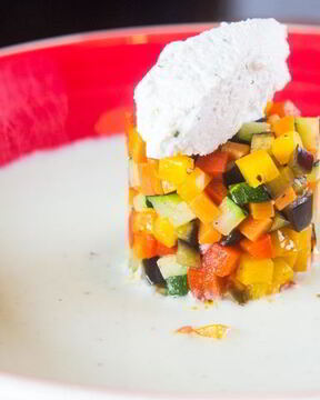 Тартар из овощей в соусе из йогурта