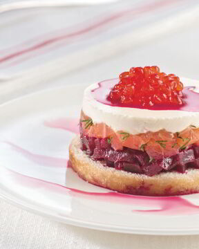 Тартар из свеклы и форели с красной икрой