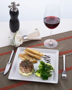 Тартар из тунца с авокадо и помидорами черри