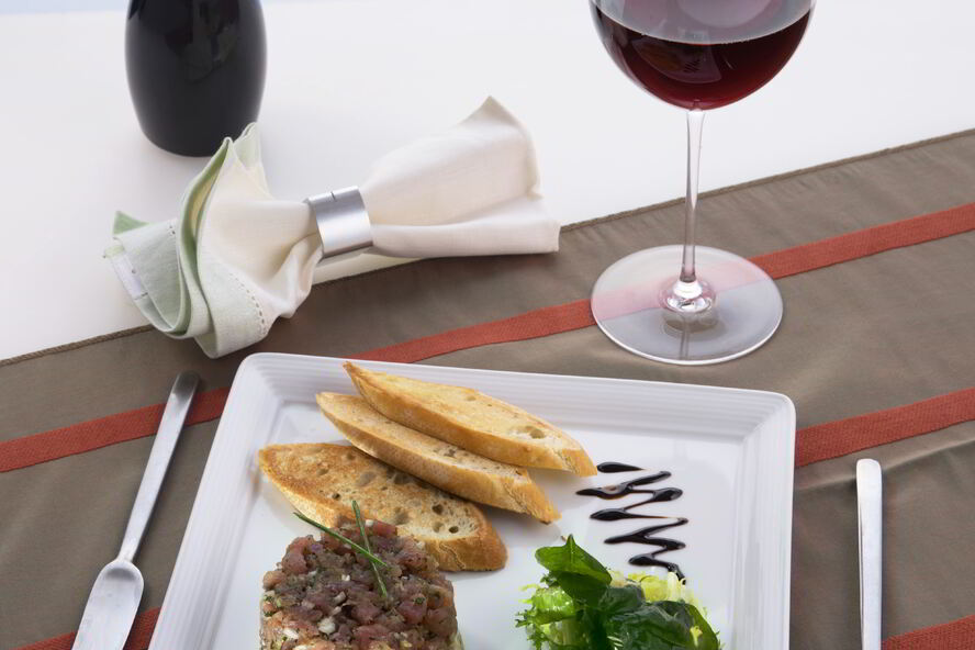 Рецепт тартара из тунца с авокадо и помидорами черри