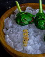 Тартар из ягненка с белой смородиной и земляникой