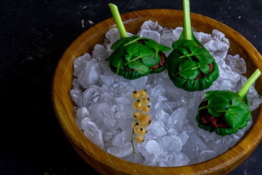 Рецепт тартара из ягненка с белой смородиной и земляникой