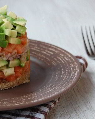 Тартар с лососем и авокадо