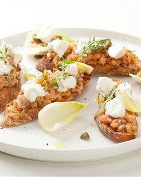 Тосты с тартаром из лосося и рикоттой