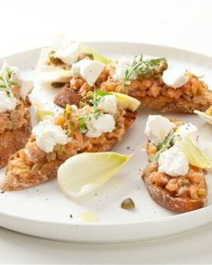 Тосты с тартаром из лосося и рикоттой