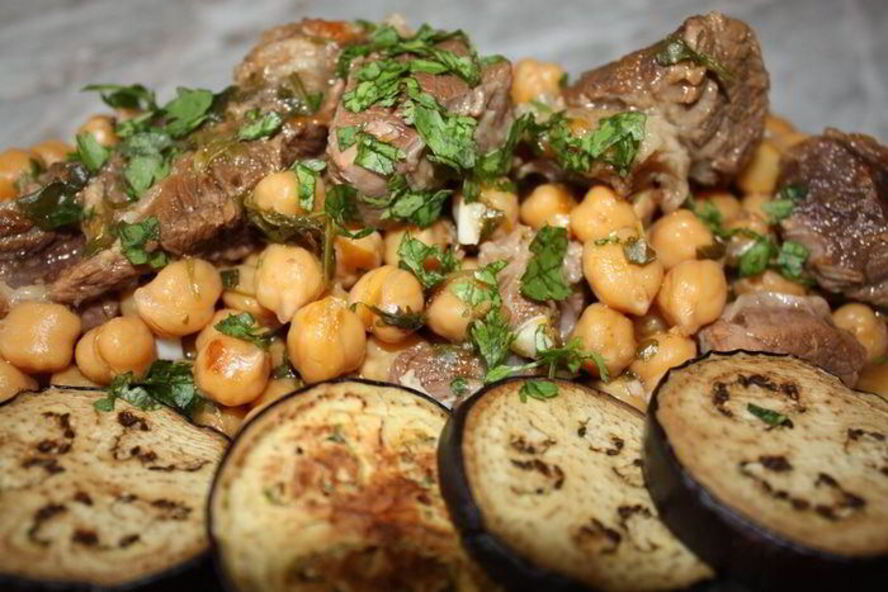 Рецепт ароматной говядины с нутом и ткемали