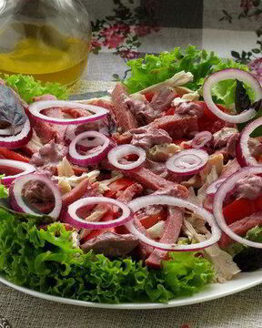 Мясной салат с майонезом-Ткемали