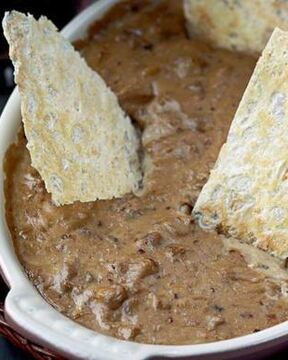 Горячий сырный соус с цесаркой и домашними чипсами