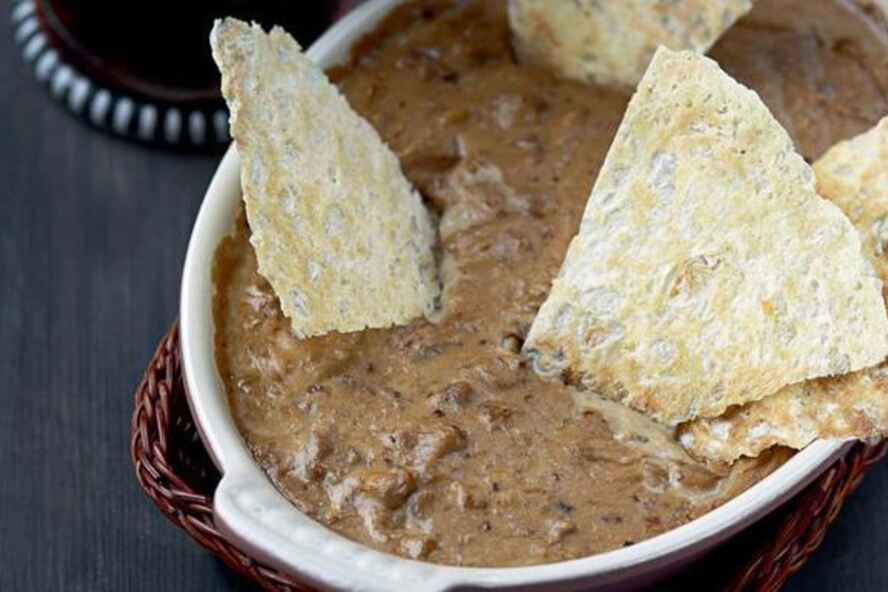 Рецепт горячего сырного соуса с цесаркой и домашними чипсами