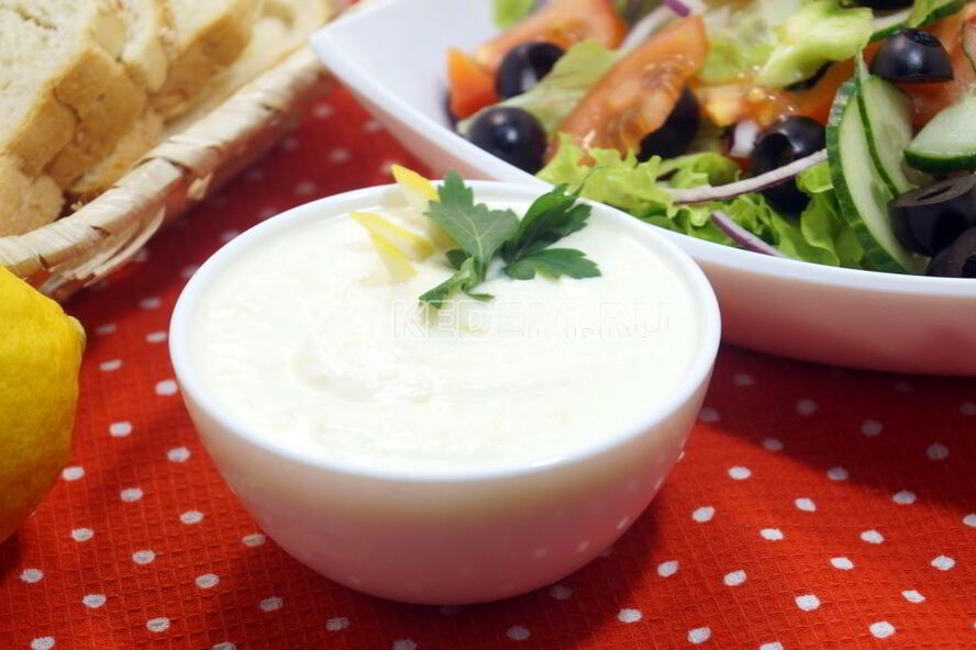 Рецепт сырного соуса-заправки для салатов