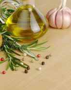 Теплая заправка с чесноком и розмарином