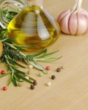 Теплая заправка с чесноком и розмарином