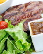 Заправка из печеного чеснока, соевого соуса и имбиря