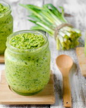 Зеленый франкфуртский соус на сметане