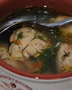 Куриный бульон с клецками из сушек