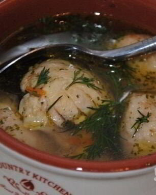 Куриный бульон с клецками из сушек