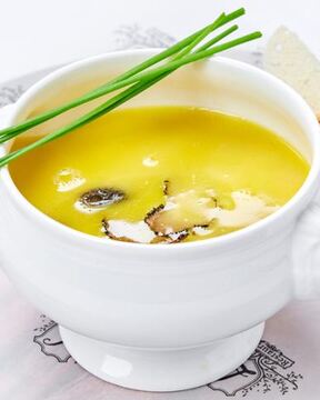 Куриный бульон со сморчками и черным трюфелем