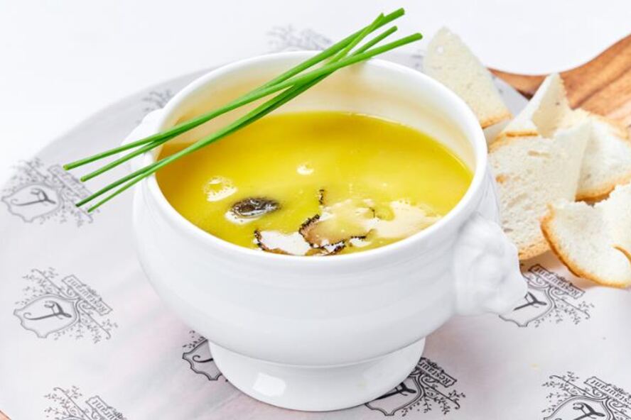 Рецепт куриного бульона со сморчками и черным трюфелем