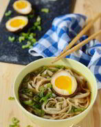 Простая лапша в бульоне с соевым соусом и яйцом