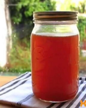 Прозрачный говяжий бульон на мясе и костях