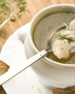 Прозрачный куриный бульон с чесночными гренками