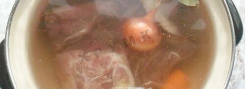прозрачный мясной бульон из свинины. Шаг 3