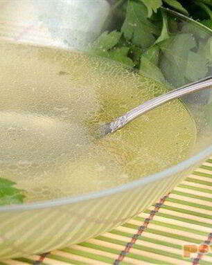 Прозрачный мясной бульон-основа