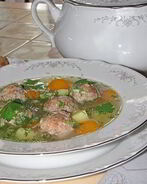 Суп с фрикадельками на курином бульоне