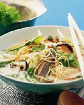 Тайский говяжий бульон с лапшой