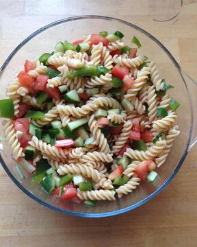 Овощной салат Гаспачо с макаронами