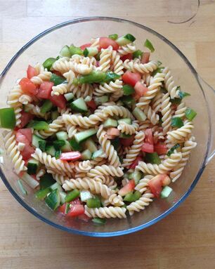 Овощной салат Гаспачо с макаронами